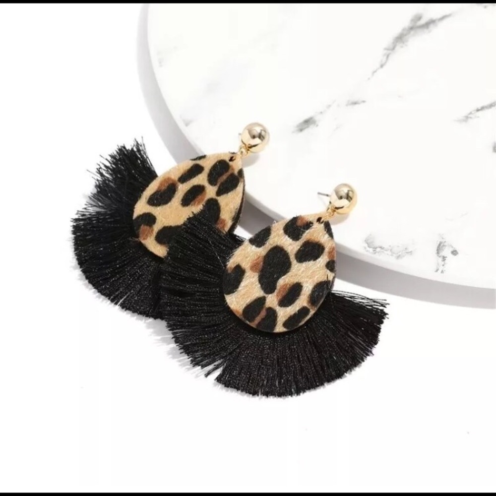 NEW!!! 🌸Stylish Leopard Earrings & Bracelet Set - Picture 4 of 6
